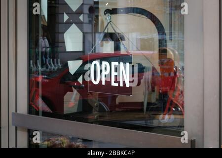 Wir sind ein offenes Schild an der Shoptür - Schaufenster mit offenem Schild - Stockfoto