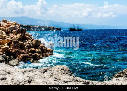 Krachende Wellen an der Bucht mit blauem Wasser und Raubkunst Stockfoto