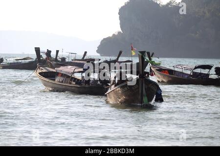 Thailändisches traditionelles Langschwänzboot Tour großer Dieselmotor. Boot Meer und Sand in Thailand Stockfoto