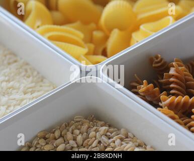 Reis, Nudeln, Hafer und Buchweizen in einer Schachtel. Lebensmittelversorgung . Stockfoto