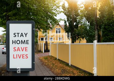 Straßenbanner mit der Aufschrift "nach Hause retten Leben". Quarantäne für die Selbstisolierung Stockfoto