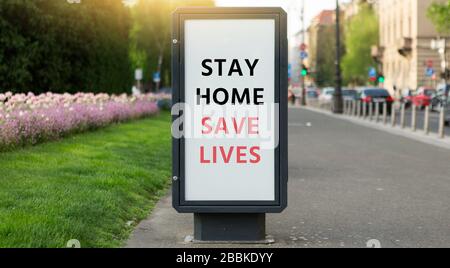 Straßenbanner mit der Aufschrift "nach Hause retten Leben". Quarantäne für die Selbstisolierung Stockfoto