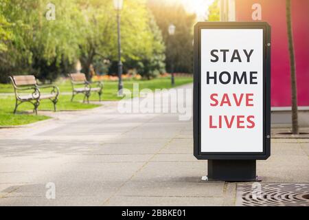 Straßenbanner mit der Aufschrift "nach Hause retten Leben". Quarantäne für die Selbstisolierung Stockfoto