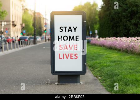 Straßenbanner mit der Aufschrift "nach Hause retten Leben". Quarantäne für die Selbstisolierung Stockfoto