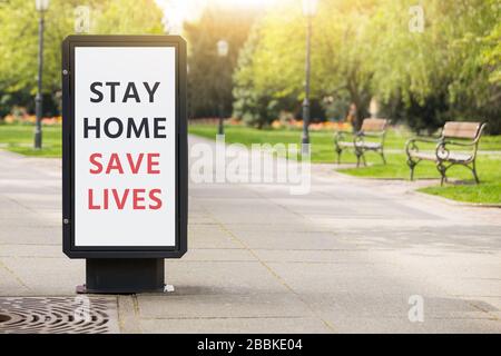 Straßenbanner mit der Aufschrift "nach Hause retten Leben". Quarantäne für die Selbstisolierung Stockfoto