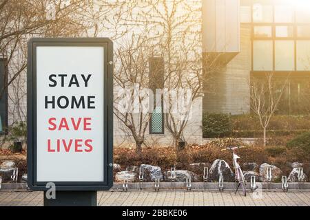 Straßenbanner mit der Aufschrift "nach Hause retten Leben". Quarantäne für die Selbstisolierung Stockfoto