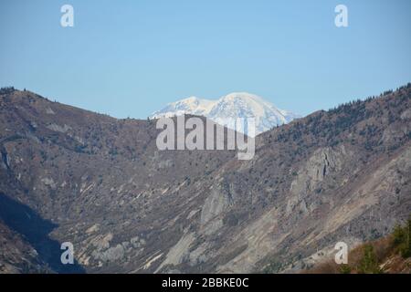 Mt Rainier gesehen im Oktober vom Windy Ridge Aussichtspunkt im Mt St Helens National Monument, Washington State, USA. Stockfoto