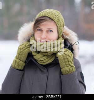 Ziemlich junge Frau. Winterporträt Stockfoto