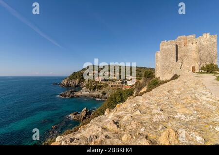 Die schöne Rocca Aldobrandesca von Talamone, Grosseto, Toskana, Italien, an einem schönen sonnigen Tag Stockfoto