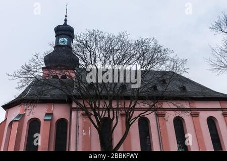 Seite der katholischen Pfarrei St. Georg in Mainz an einem grauen, regnerischen Wintertag. Stockfoto