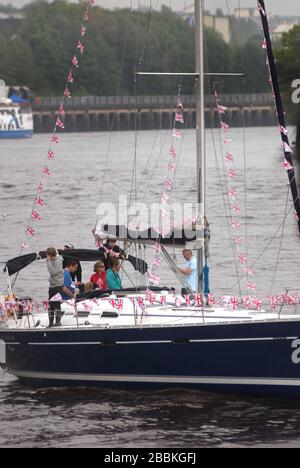 Jacht, die für die Olympischen Spiele 2012 in den Bbunting überzogen wurde, NewccastleGateshead Quayside Stockfoto