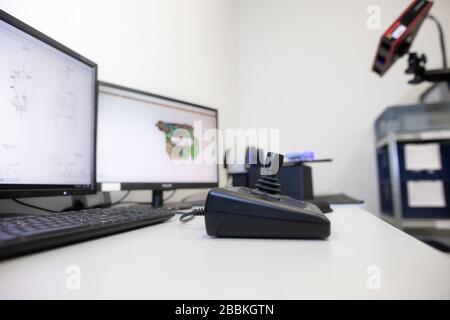 Professioneller 3D-Scanner Scannen einer Kunststoffspritzguss für industrielle Objekte auf einem Drehtisch, Messkonzept Stockfoto