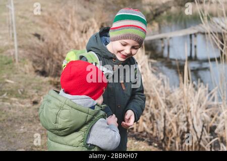 Junge Brüder umarmen sich. Bruderschaft Freundschaftskonzept. Stockfoto