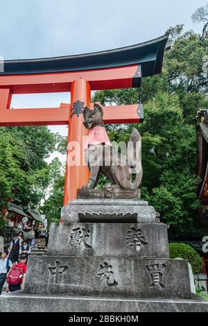 Kyoto, Japan, Asien - 5. September 2019: Fox-Statue im Fushimi Inari Schrein Stockfoto