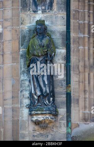 Magdeburg, Deutschland. März 2020. Moos ist auf der Skulptur der Heiligen Katharina, einer Schutzpatronin des Doms zu sehen. Kredit: Klaus-Dietmar Gabbert / dpa-Zentralbild / ZB / dpa / Alamy Live News Stockfoto