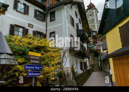 Hallstatt, Österreich, leere Straßenszene in der historischen Altstadt, malerische Aussicht im Dorf Stockfoto