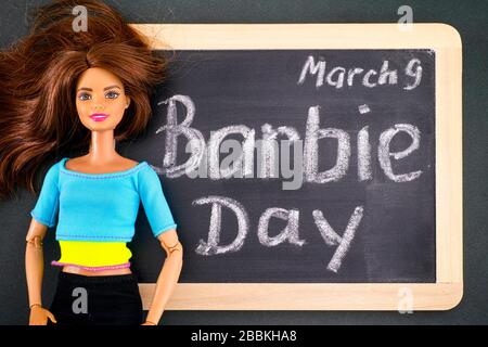 Tambov, Russische Föderation - 24. Februar 2020 Brown Hair Barbie Puppe und Tafel mit den Worten Barbie Day 9. März. Studio gedreht. Stockfoto