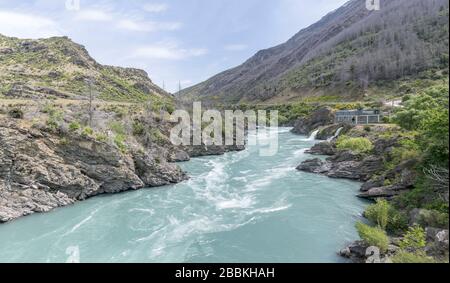 KAVARAU FLUSSSCHLUCHT, NEUSEELAND - 22. November 2019: Landschaft mit stürmischen Gewässern am Bahnhof Roaring Meg Powerstation, in hell bewölktem Licht angeschossen Stockfoto