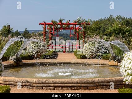 Eyrignac, Frankreich - 2. September 2018: Weißer Garten im malerischen Jardins du Manoir d Eyrignac in der Dordogne. Frankreich Stockfoto