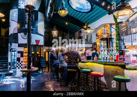 Wien, Österreich, Gruppe von Leuten im Inneren von Sharing Coffee at Bar, Einkaufszentrum, Cafe, Hundertwasser Village, lebhafte Kneipe in der Nachbarschaft, Bar im Inneren Stockfoto