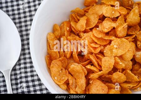 Glutenfreie Maisflocken mit Erdnuss. Nahaufnahme. Stockfoto