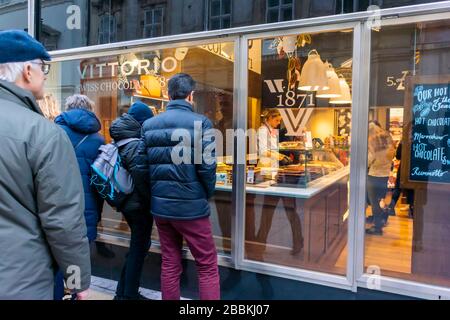 Wien, Österreich, People Window Shopping, Swiss Chocolate Shop, Chocolaterie, Vittorio Chocolatier, Mann hinten Stockfoto