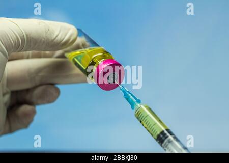 Handhalterspritze und Arzneiflasche bereiten Sie sich auf die Injektion mit chirurgischen Geräten und medizinischen Fläschchen vor. Stockfoto