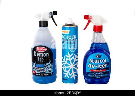 De icer, Dämoneneis, Deicer, De-Icer, Eisschmelze, Autofensterdicker, Halfords Deicer, Bluecol Deicer, Flasche, Zinn, Dose, Fensterdeizer, weißer Hintergrund Stockfoto