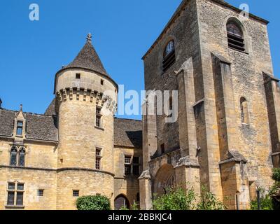 Saint Genies ist ein schönes; Dorf zwischen Montignac und Sarlat. In der Mitte des Dorfes ist ein schönes Ensemble aus der Kirche von Notre Stockfoto