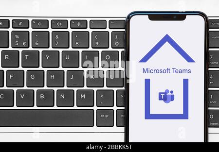 Smartphone mit Microsoft Teams App-Logo Inside House Working Remote von Home Quarantäne oder Lockdown-Konzept. Stockfoto