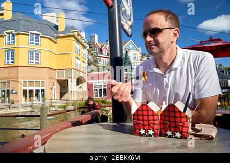 MONT-TREMBLANT, QUEBEC, KANADA, - 13. SEPTEMBER 2018: Poutine mit French Fries und Chili Con Carne auf dem Straßennahrungsfestival. Stockfoto