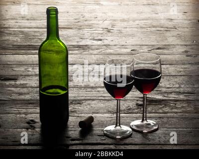 Rotweinflasche mit Gläsern auf Tisch horizontal Hintergrund Stockfoto