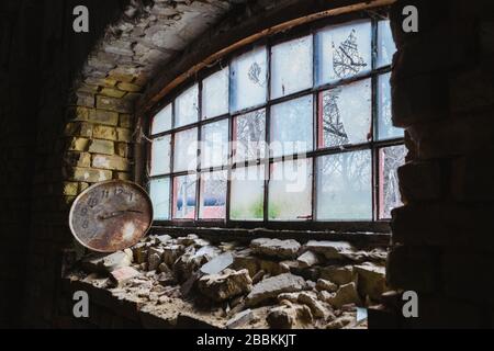 Verlassene Wohnung. Beschädigtes Haus Stockfoto