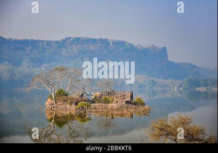 Am frühen Morgen Sonne haze leuchtet auf malerische Insel mit Ruinen. Padam See Ranthambore Nationalpark, Rajasthan, Indien. Stockfoto