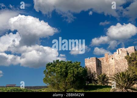 Die Rocca Aldobrandesca von Talamone, Grosseto, Toskana, Italien, gegen einen dramatischen und malerischen Himmel Stockfoto