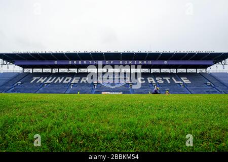 Marineblaues Amphitheater in der Fußballarena mit grünem Fußballplatz Stockfoto