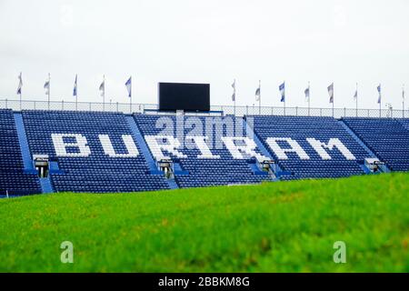 Marineblaues Amphitheater in der Fußballarena mit grünem Fußballplatz Stockfoto