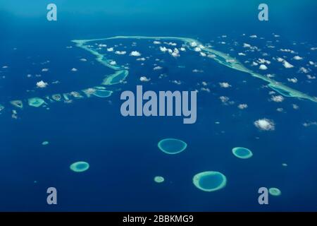 Kleine Ringriffe, Überreste versunkener Inseln, östliche Ausläufer des Vaavu-Atolls oder Felidhu-Atolls, Indischer Ozean, Malediven Stockfoto