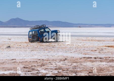 Geländewagen in Salzkrümel, Salar de Uyuni, Uyuni, Department Potosi, Bolivien Stockfoto