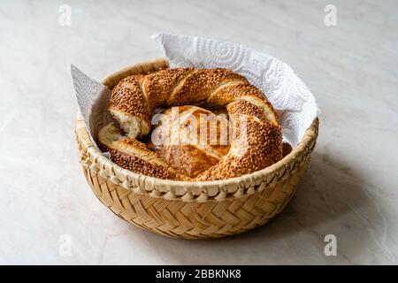 Türkische Gebäckprodukte Bagel Simit und Pogaca im Korb. Traditionelle Backwaren. Bereit zum Essen. Stockfoto