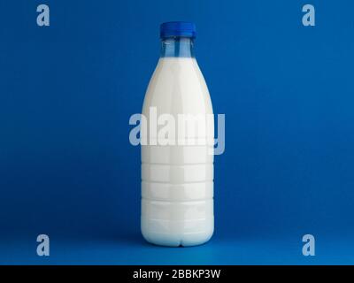 Milchflasche verspottet isoliert auf blauem Hintergrund Stockfoto