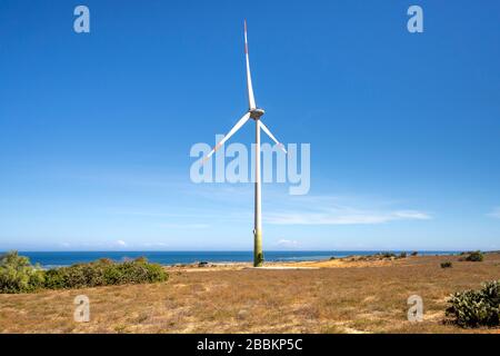 Windkraftanlagen erzeugen Strom auf See in Mui Dinh, Thuan Nam District, Provinz Ninh Thuan, Vietnam - 12. März 2020: Blick auf das Meer mit grüner Energie t Stockfoto