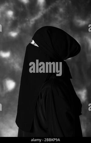 Profil einer muslimischen Frau, die nach oben blickt. Schwarz-Weiß-Bild. Stockfoto