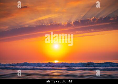 Schöne Wolkengebilde über das Meer, Sonnenaufgang erschossen Stockfoto