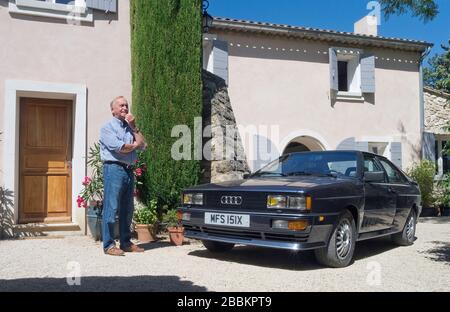 Audi Quattro Autodesigner Martin Smith mit dem Audi Quattro Coupé-Auto 1982 in seinem Haus in der Provence Frankreich Stockfoto