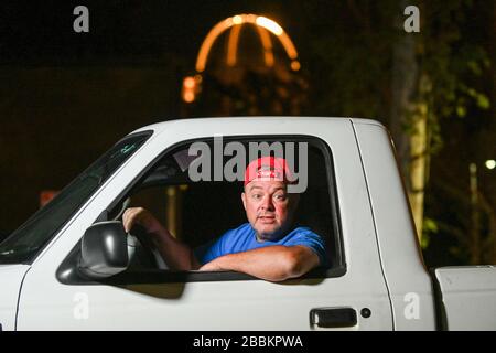 Ein Bewohner des Riverside spricht mit den Mitgliedern des stadtrats über eine Kameratelekonferenz, Dienstag, 31. März 2020, in Riverside, Kalifornien. Riverside Mayor Rusty Bailey kündigte an, dass alle öffentlichen Kommentare zu Stadtägenden weiterhin stattfinden würden, jedoch über ein System mit Drive-Thru-Kamera, um während der Coronavirus-Pandemie soziale Distanzierungen zu üben. (Foto von IOS/Espa-Images) Stockfoto