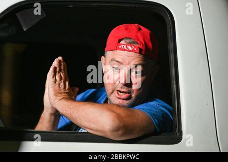 Ein Bewohner des Riverside spricht mit den Mitgliedern des stadtrats über eine Kameratelekonferenz, Dienstag, 31. März 2020, in Riverside, Kalifornien. Riverside Mayor Rusty Bailey kündigte an, dass alle öffentlichen Kommentare zu Stadtägenden weiterhin stattfinden würden, jedoch über ein System mit Drive-Thru-Kamera, um während der Coronavirus-Pandemie soziale Distanzierungen zu üben. (Foto von IOS/Espa-Images) Stockfoto