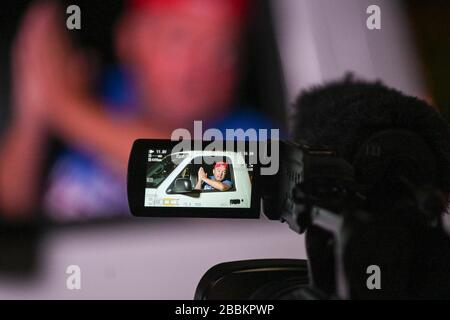 Ein Bewohner des Riverside spricht mit den Mitgliedern des stadtrats über eine Kameratelekonferenz, Dienstag, 31. März 2020, in Riverside, Kalifornien. Riverside Mayor Rusty Bailey kündigte an, dass alle öffentlichen Kommentare zu Stadtägenden weiterhin stattfinden würden, jedoch über ein System mit Drive-Thru-Kamera, um während der Coronavirus-Pandemie soziale Distanzierungen zu üben. (Foto von IOS/Espa-Images) Stockfoto