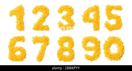 Arabische Ziffern aus trockener Pasta auf weißem, isoliertem Hintergrund. Lebensmittelmuster aus Makkaroni-Röhrchen. Helles Alphabet für Geschäfte. Stockfoto
