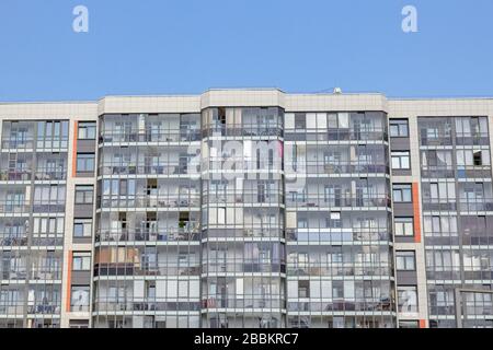 Sankt Petersburg, Russland-Juni 2019: Fenster und Balkone von Wohnhäusern in der Stadt. Stockfoto